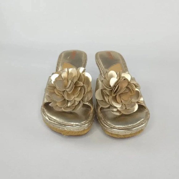 Born Wedgie Metallic Gold Sandals Leather 3D Flower Applique sz 9 - Picture 4 of 8